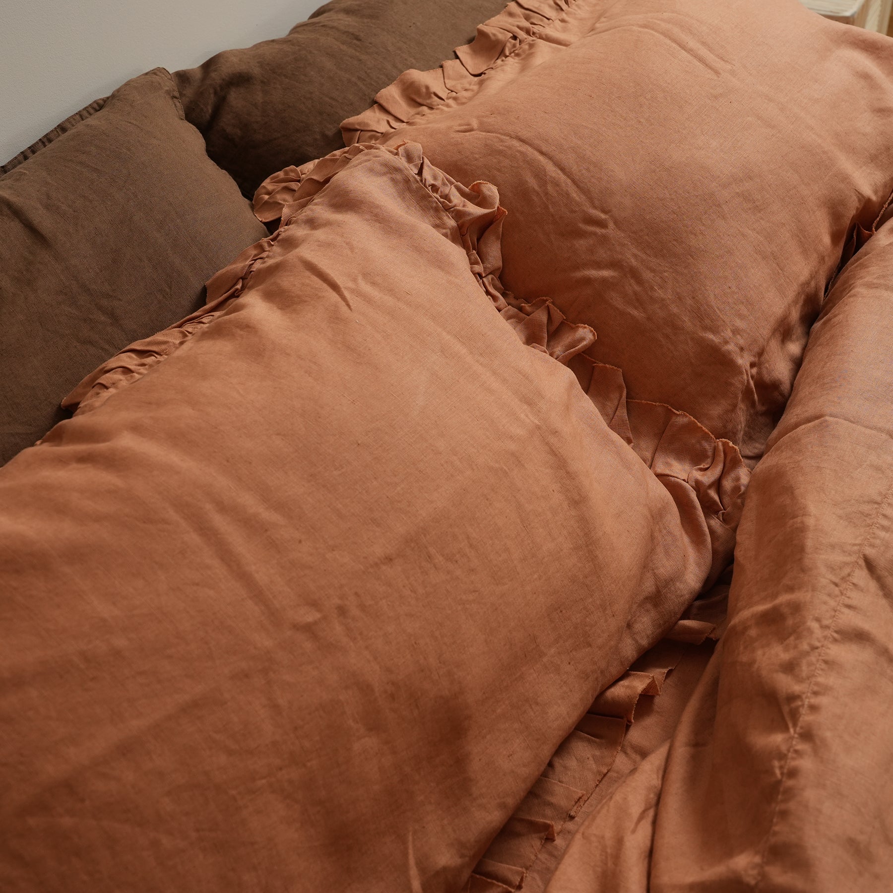 100% french flax linen ruffle edge pillowcase pair in hazelnut, detail view