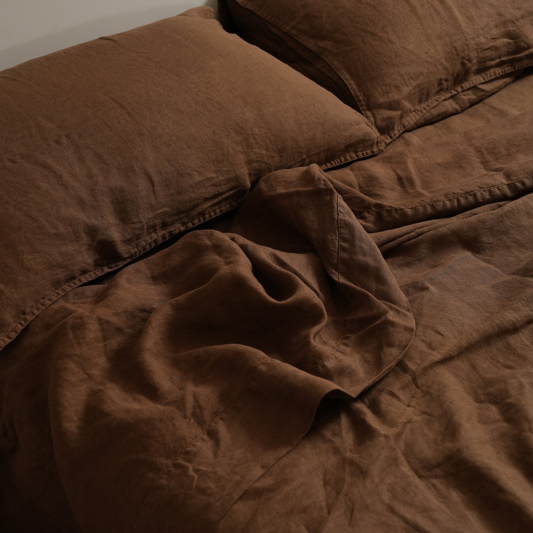 100% french flax linen sheet set in mocha, close-up