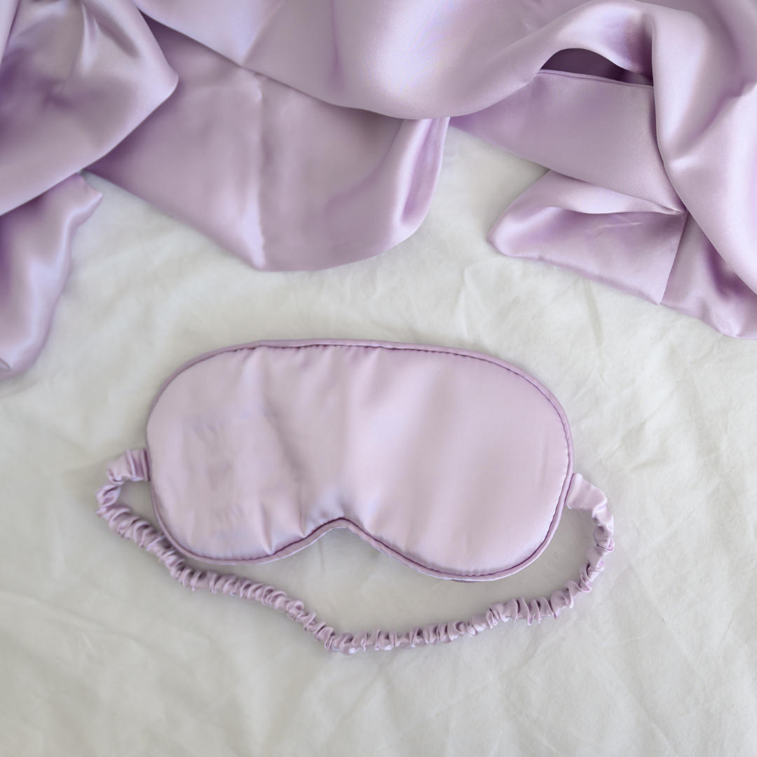 100% pure silk gift set in light lilac, close-up
