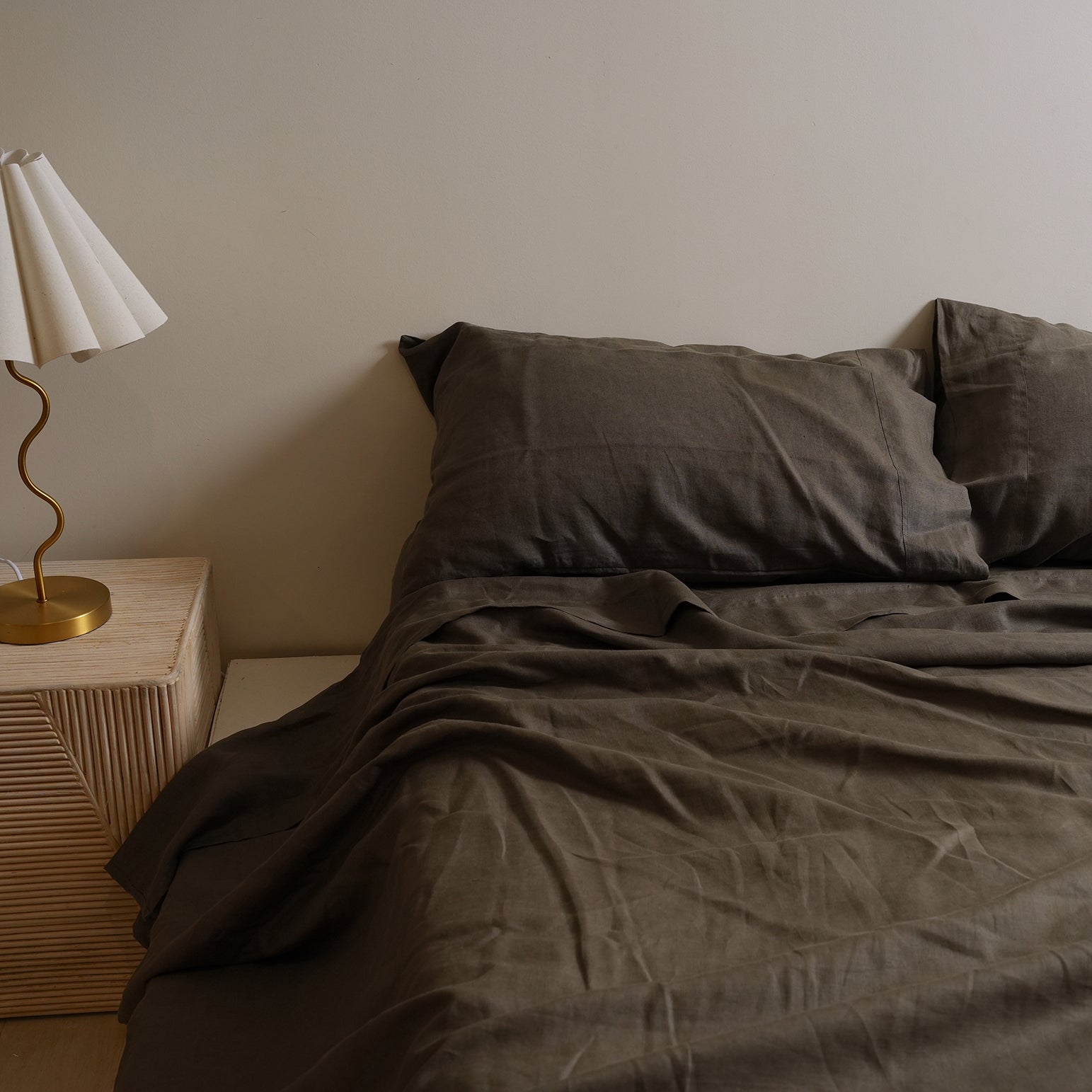 French flax linen sheet set in Deep Moss detail view