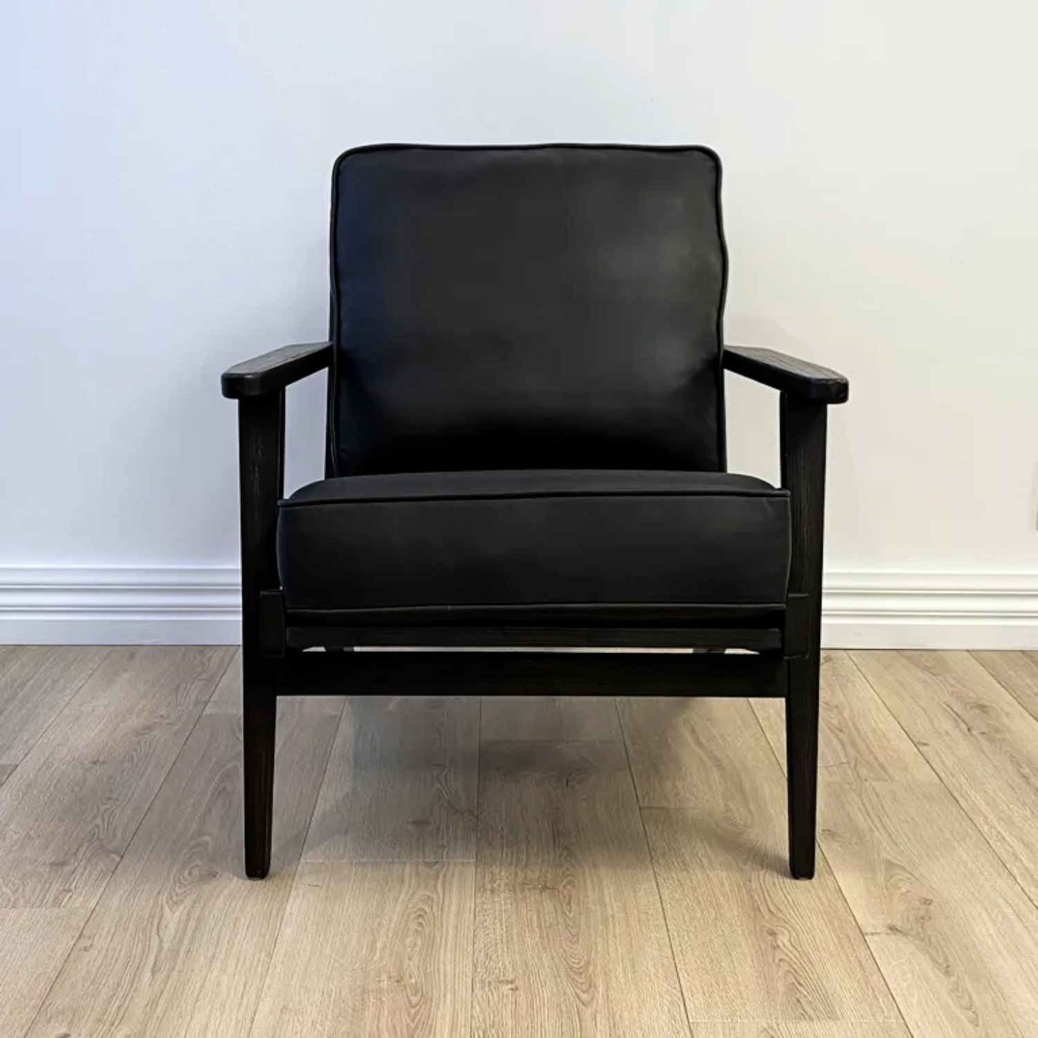 Lodge occasional chair in black leather/black, detail view