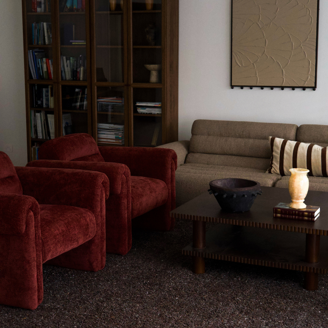 Rove chair in merlot, detail view