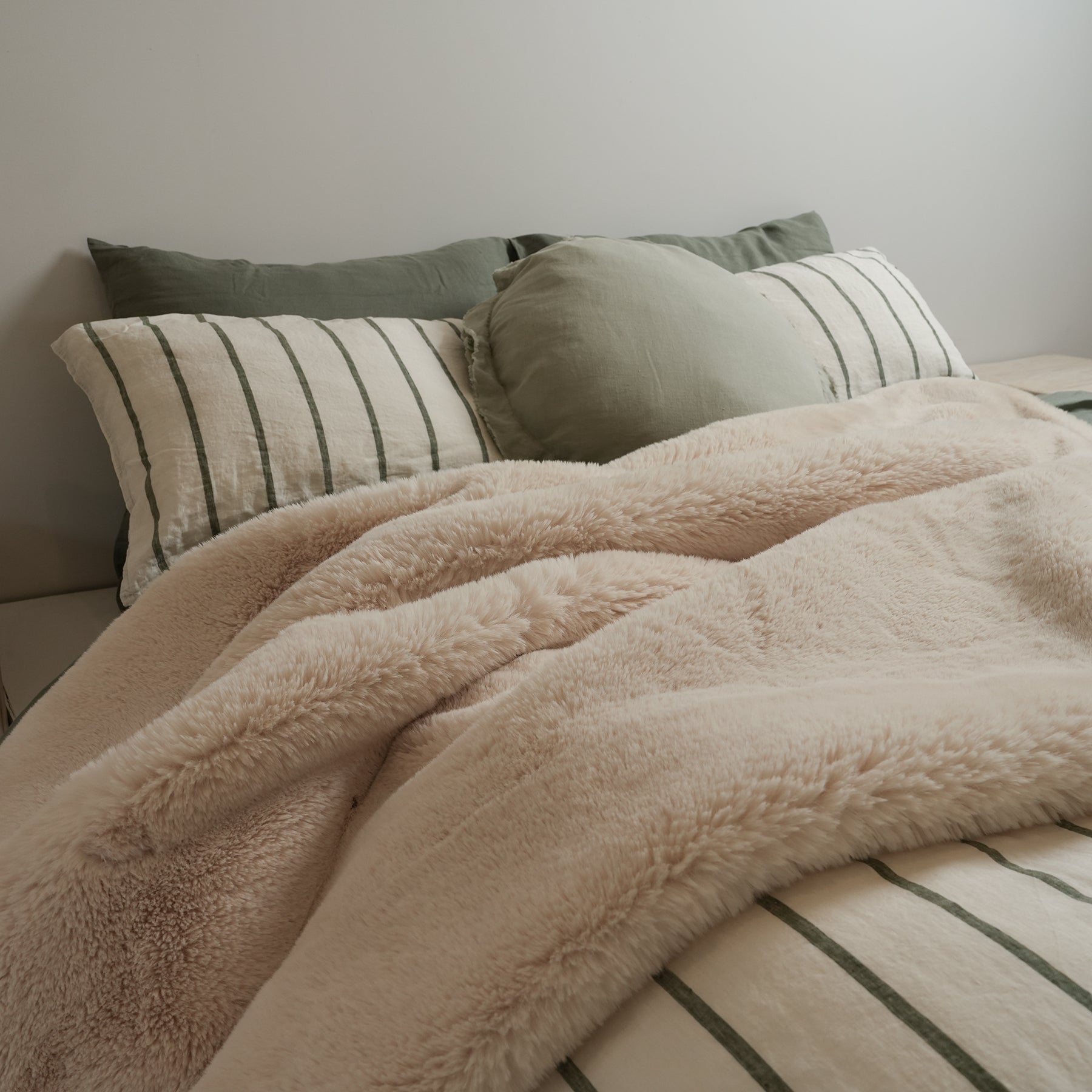 Vegan fur throw in big bear cream, detail view