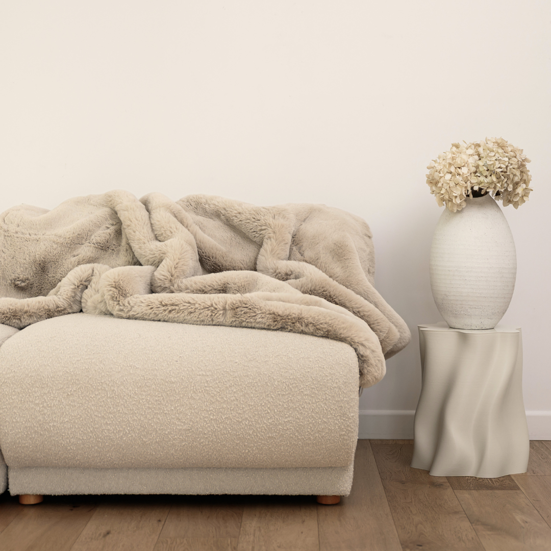Vegan fur throw in big bear pewter, detail view