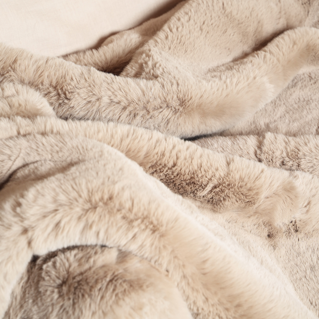 Vegan fur throw in big bear pewter, close-up