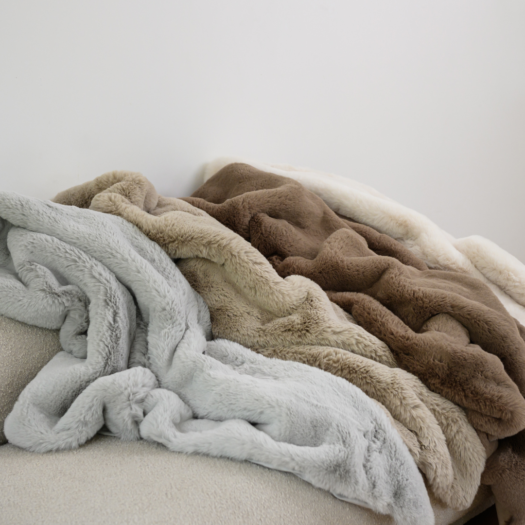 Vegan fur throw in light grey, detail view