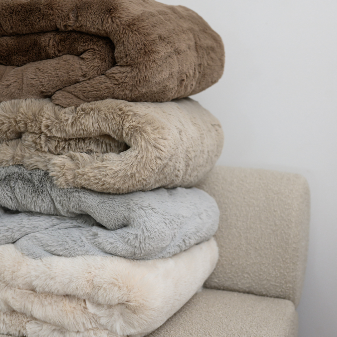 Vegan fur throw in mocha, detail view