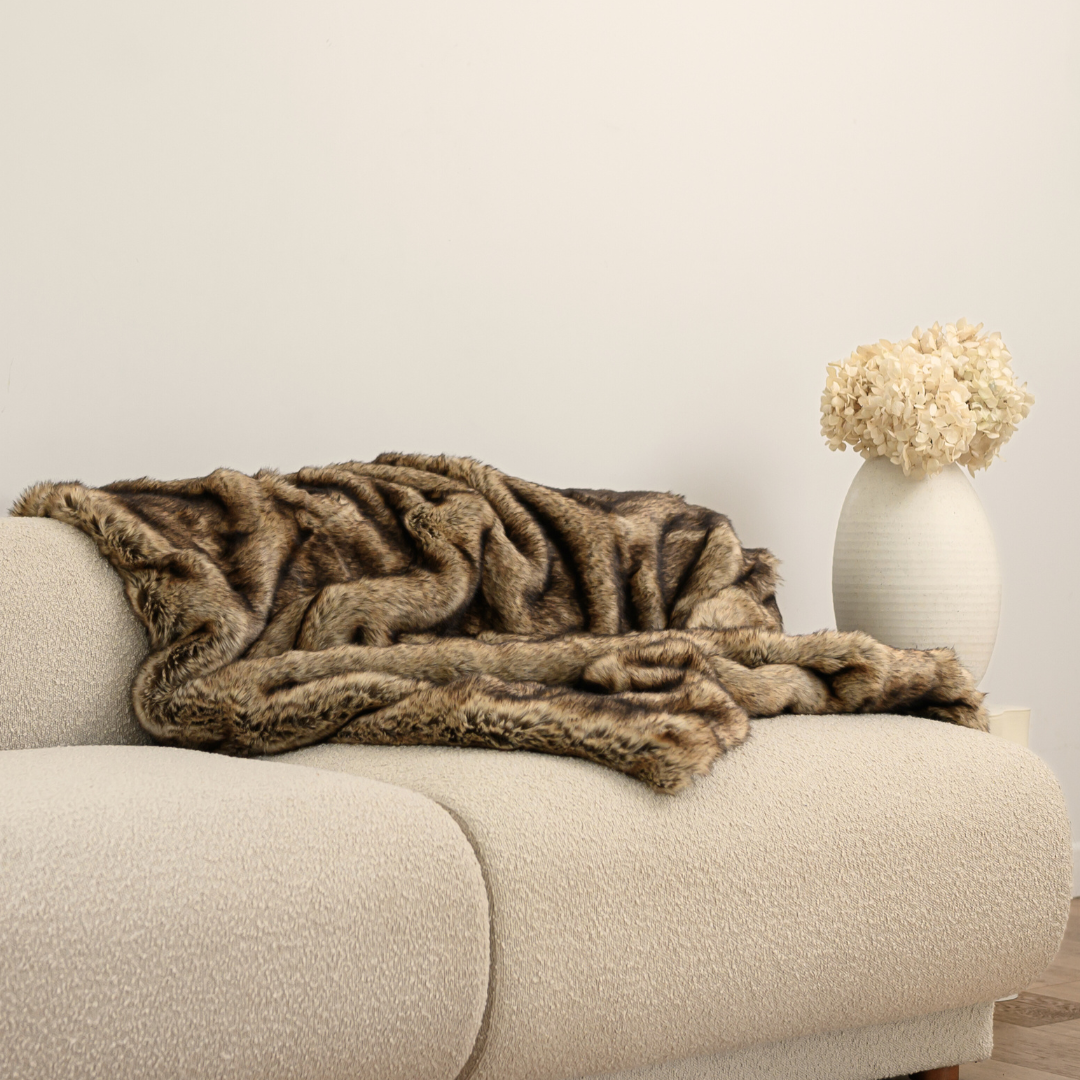Vegan fur throw in Wolf detail view