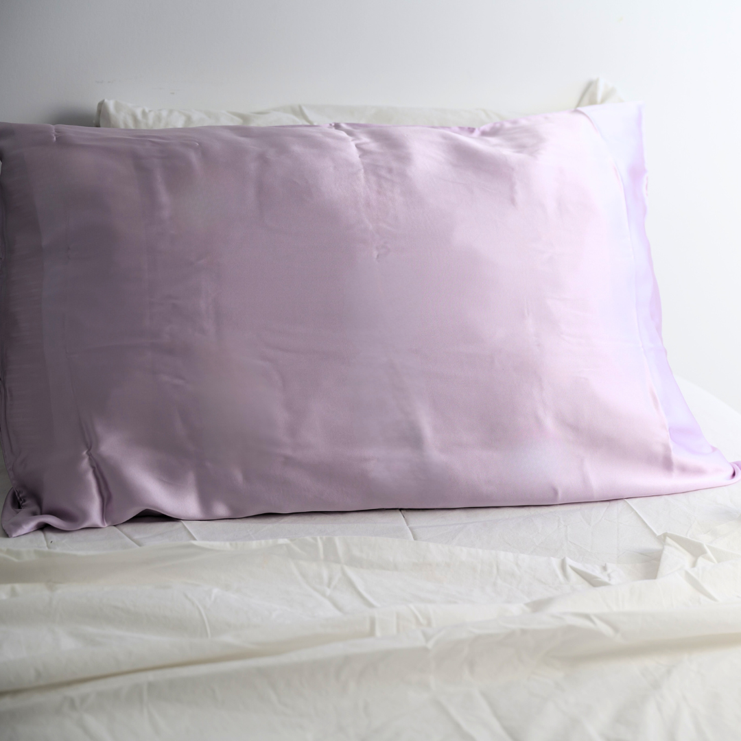100% pure silk pillowcase in light lilac, detail view
