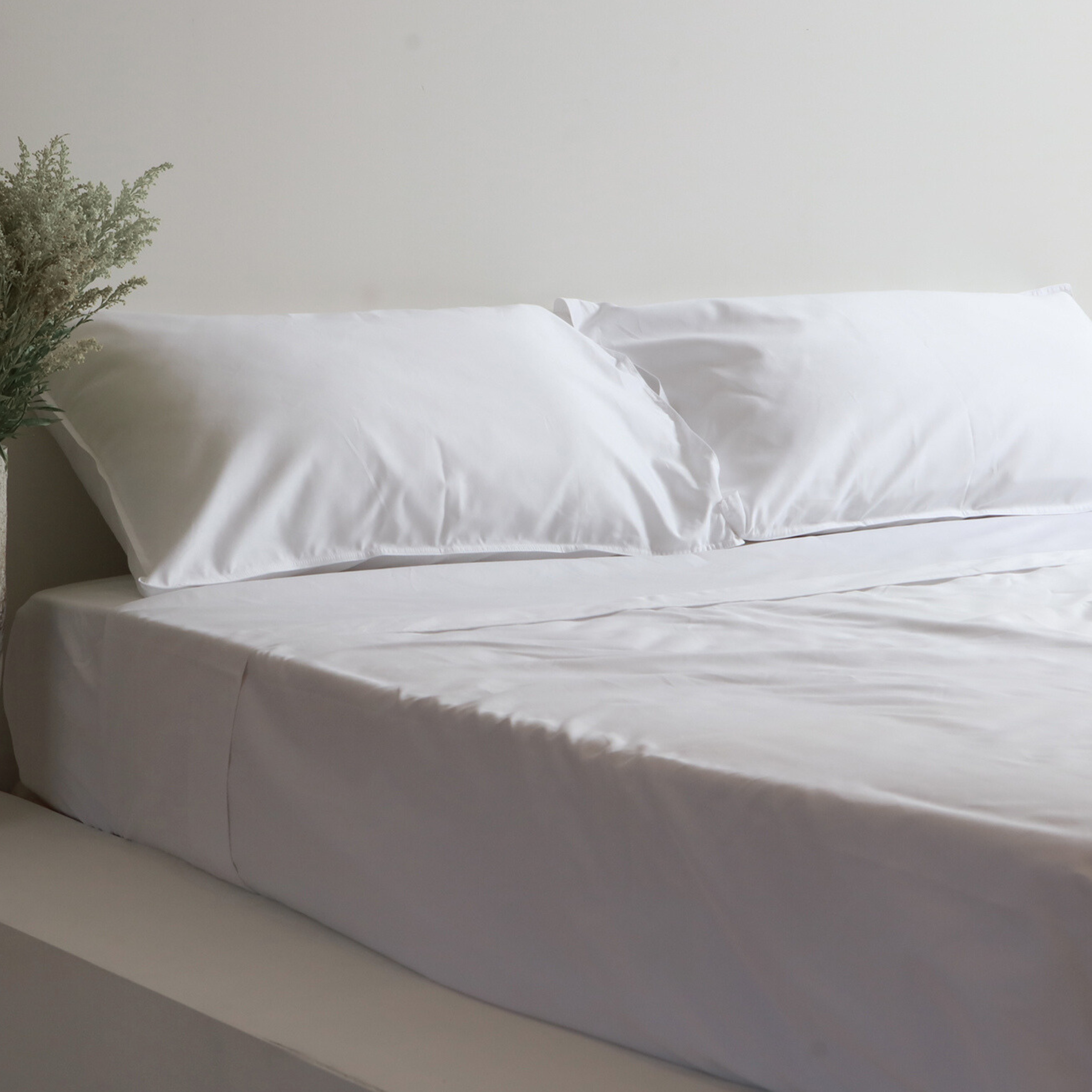 750tc 100% cotton hotel luxe pillowcase pair in crisp white, detail view