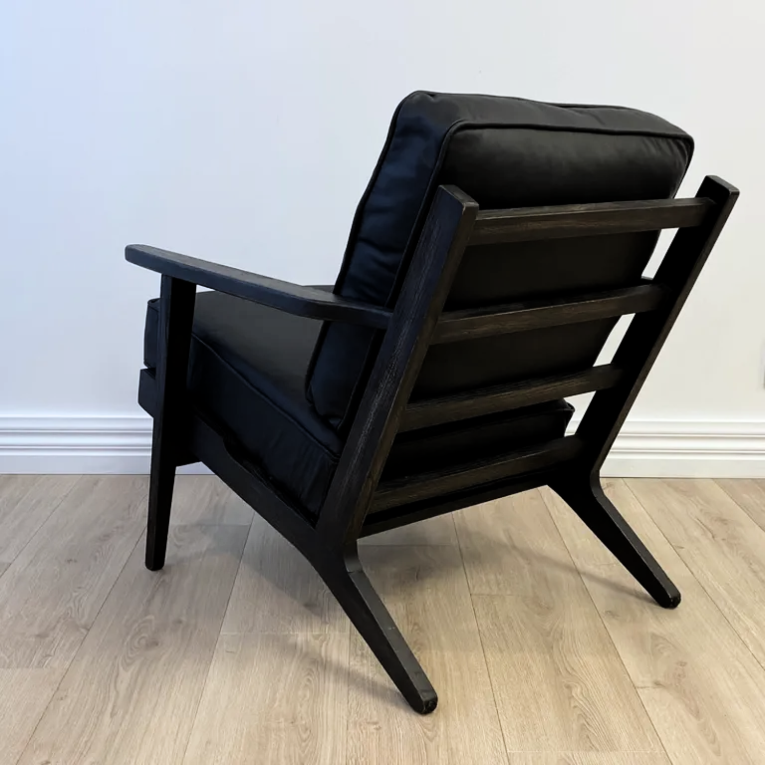 Lodge occasional chair in black leather/black, close-up