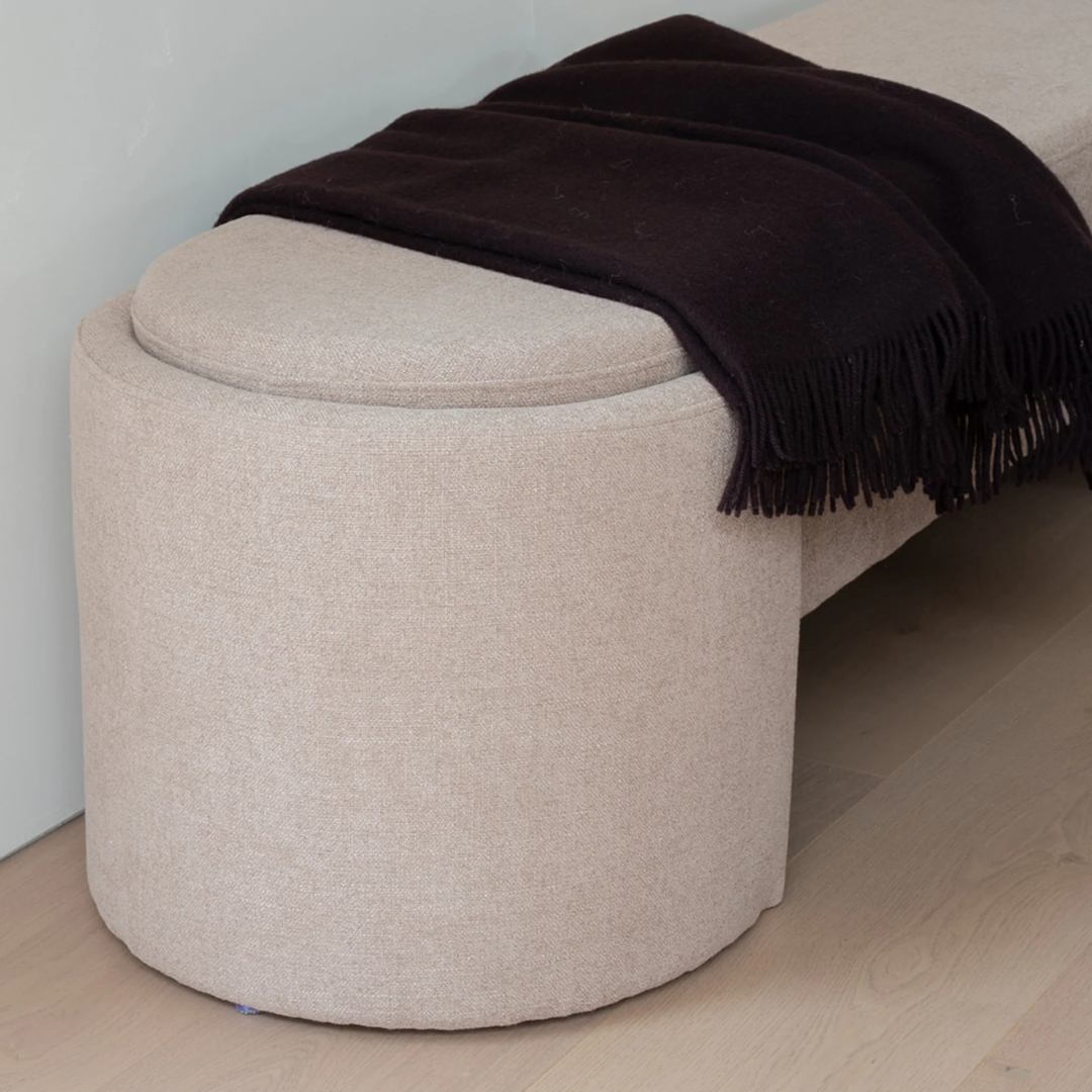 Malfi bench in textured boucle, curved sculptural form, side view