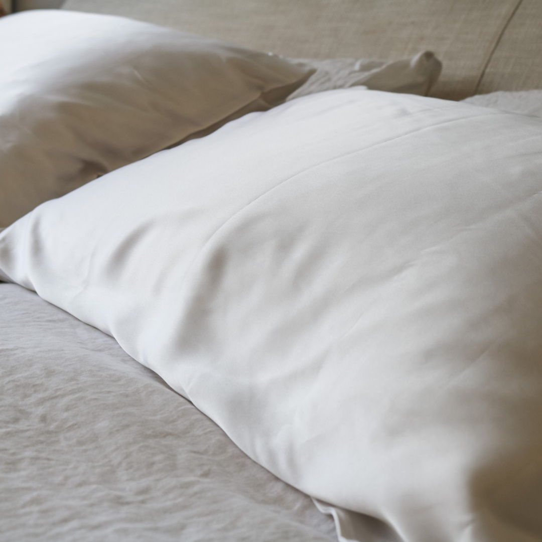 Pure silk pillowcase in Clean White close-up of fabric