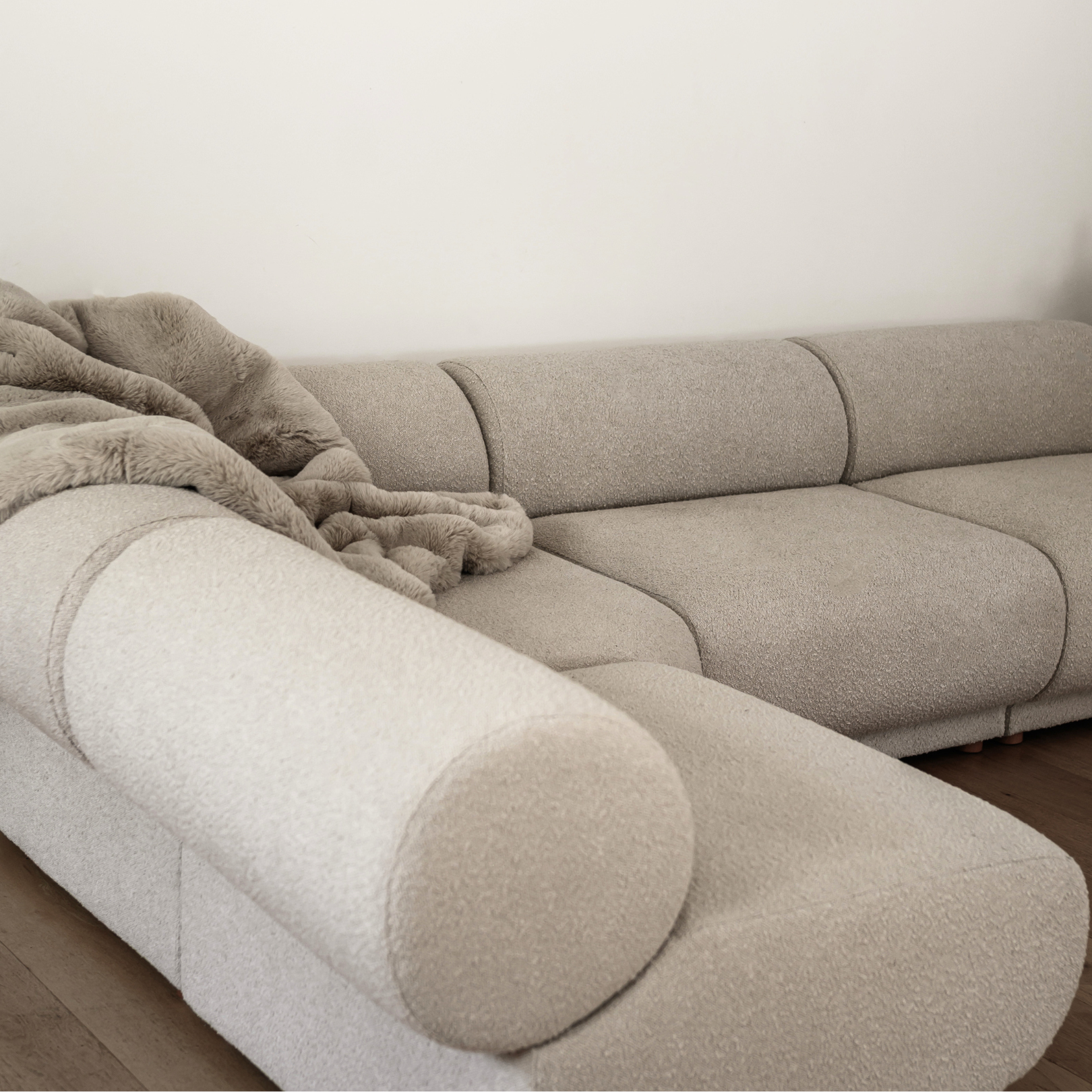 Rollas sofa in corner, detail view