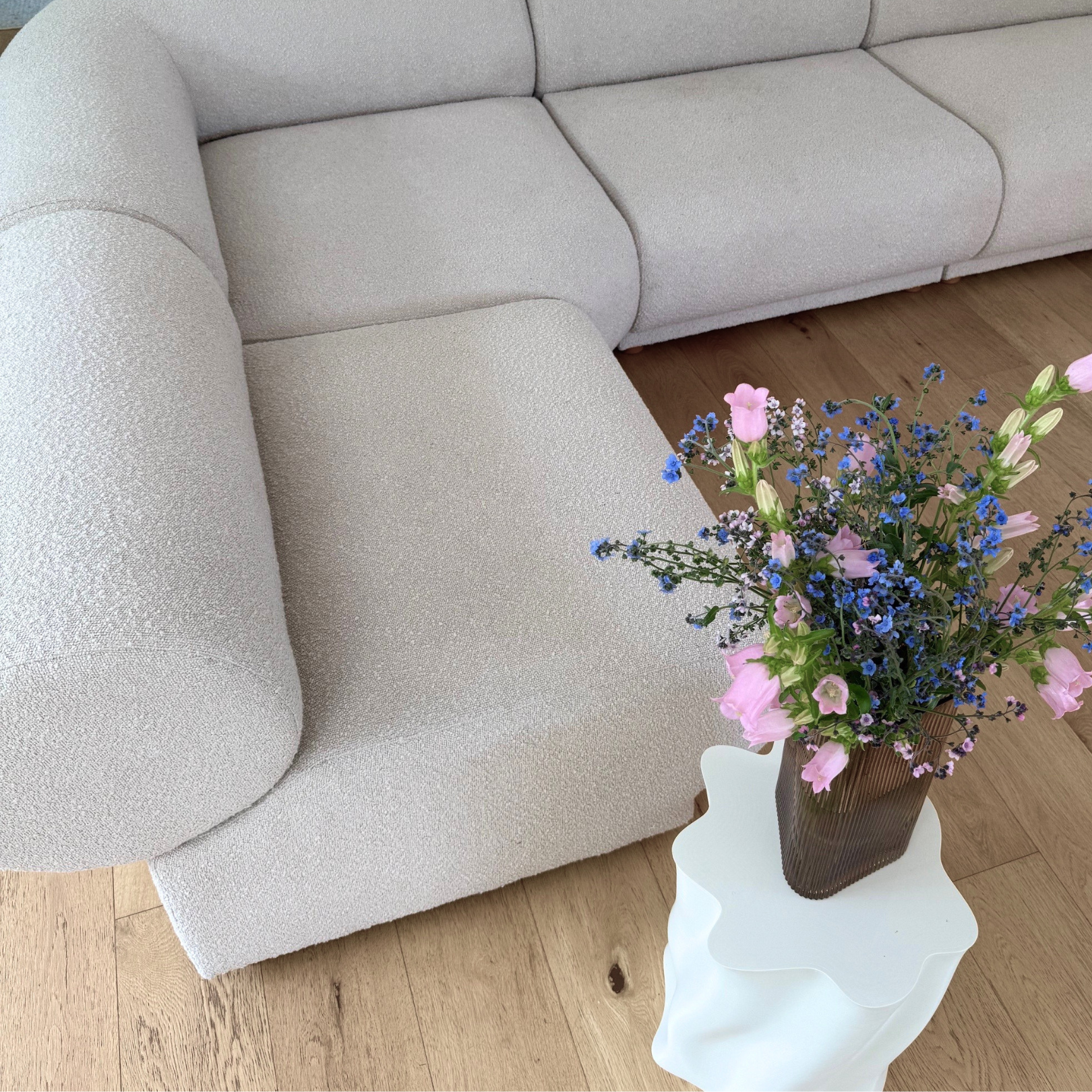 Rollas sofa in corner, detail view