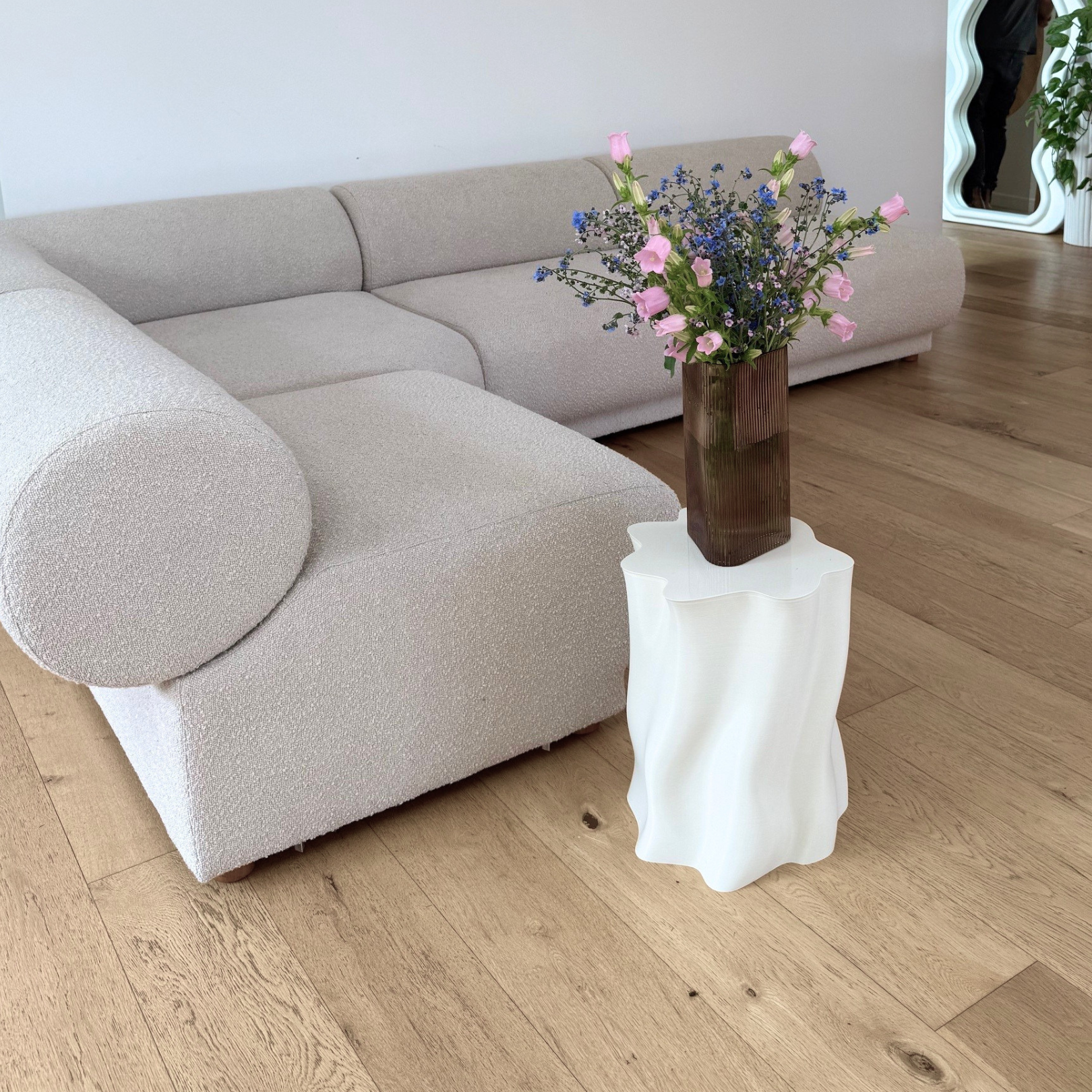 Rollas sofa in single, close-up