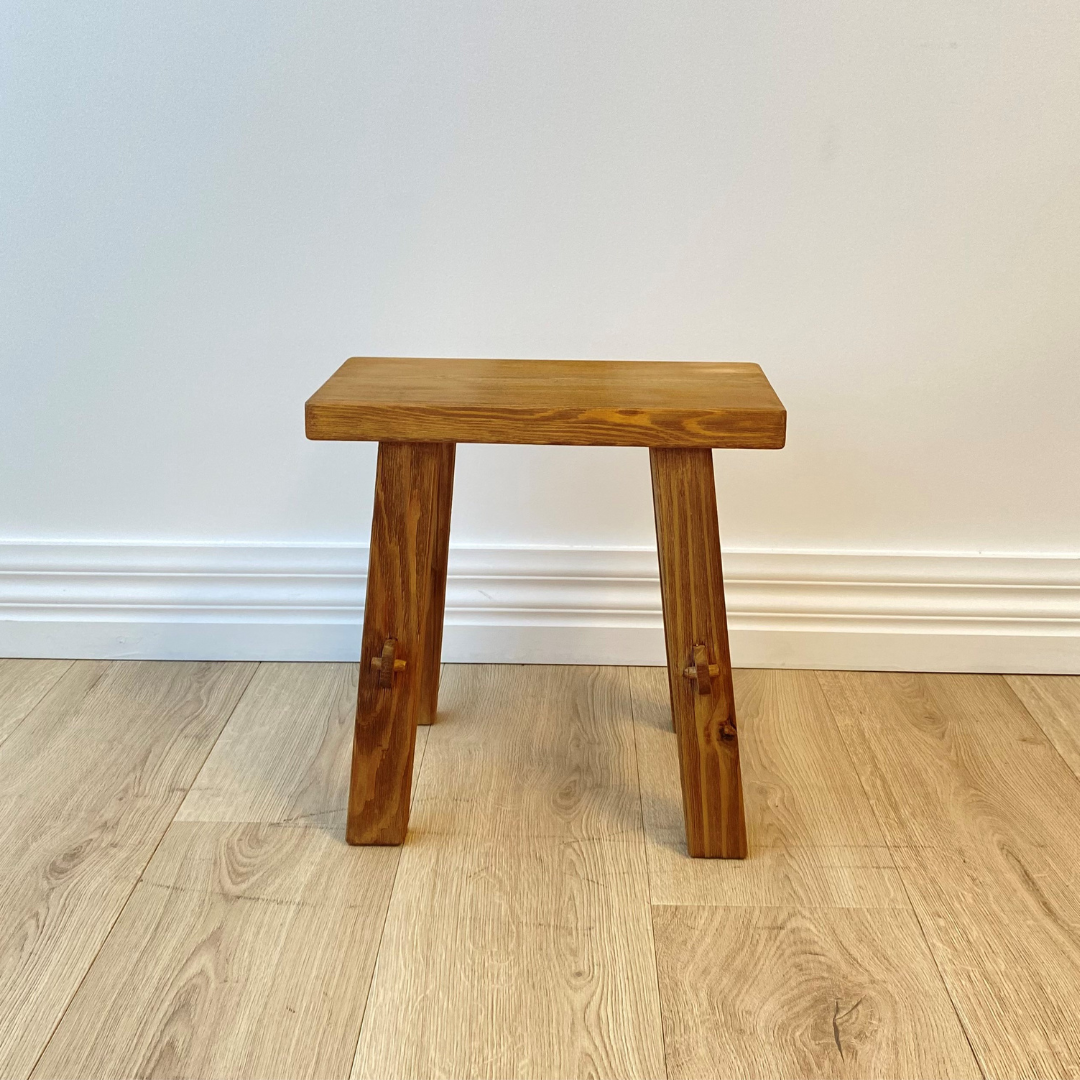 Small reclaimed wood bench in natural, detail view
