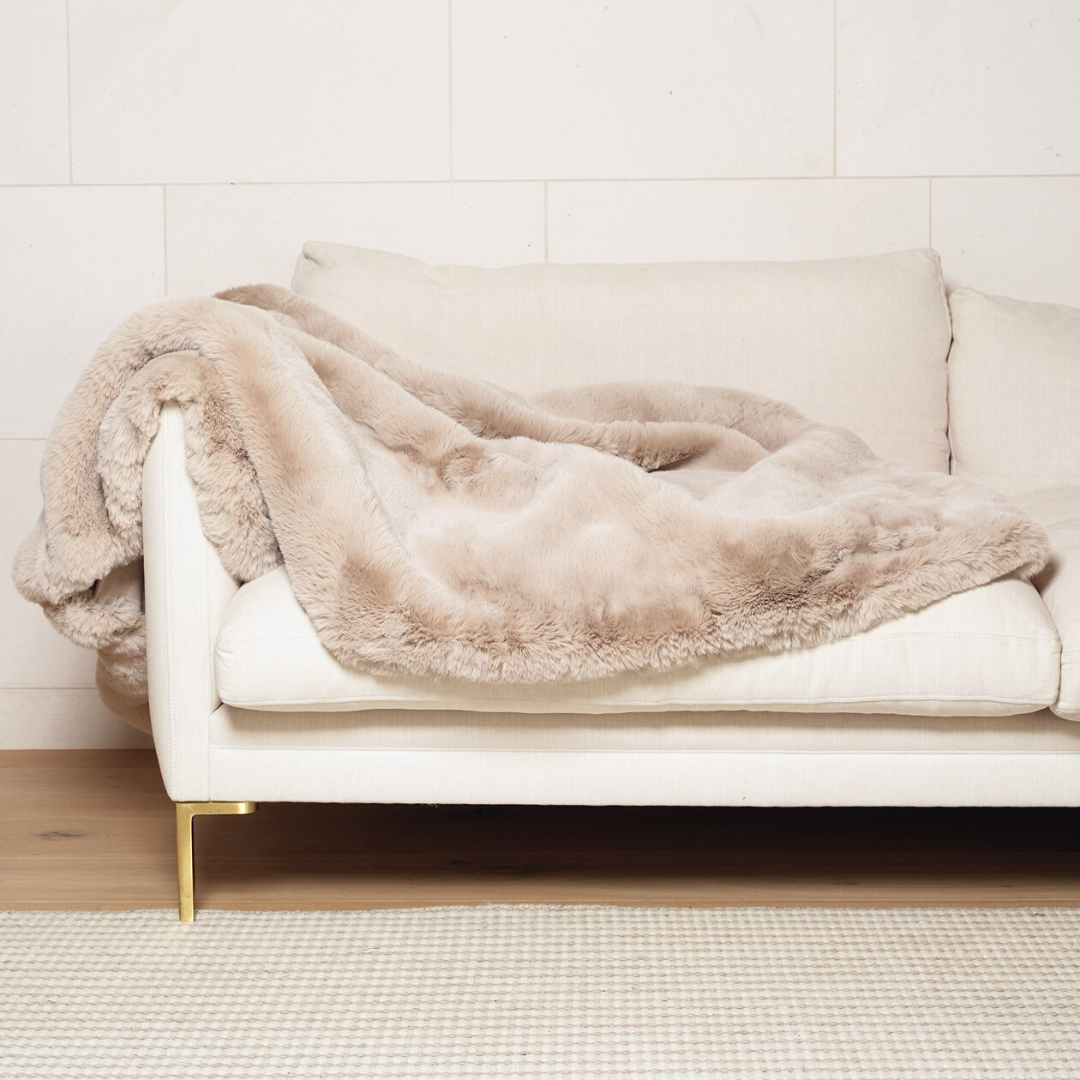 Vegan fur throw in big bear pewter, close-up