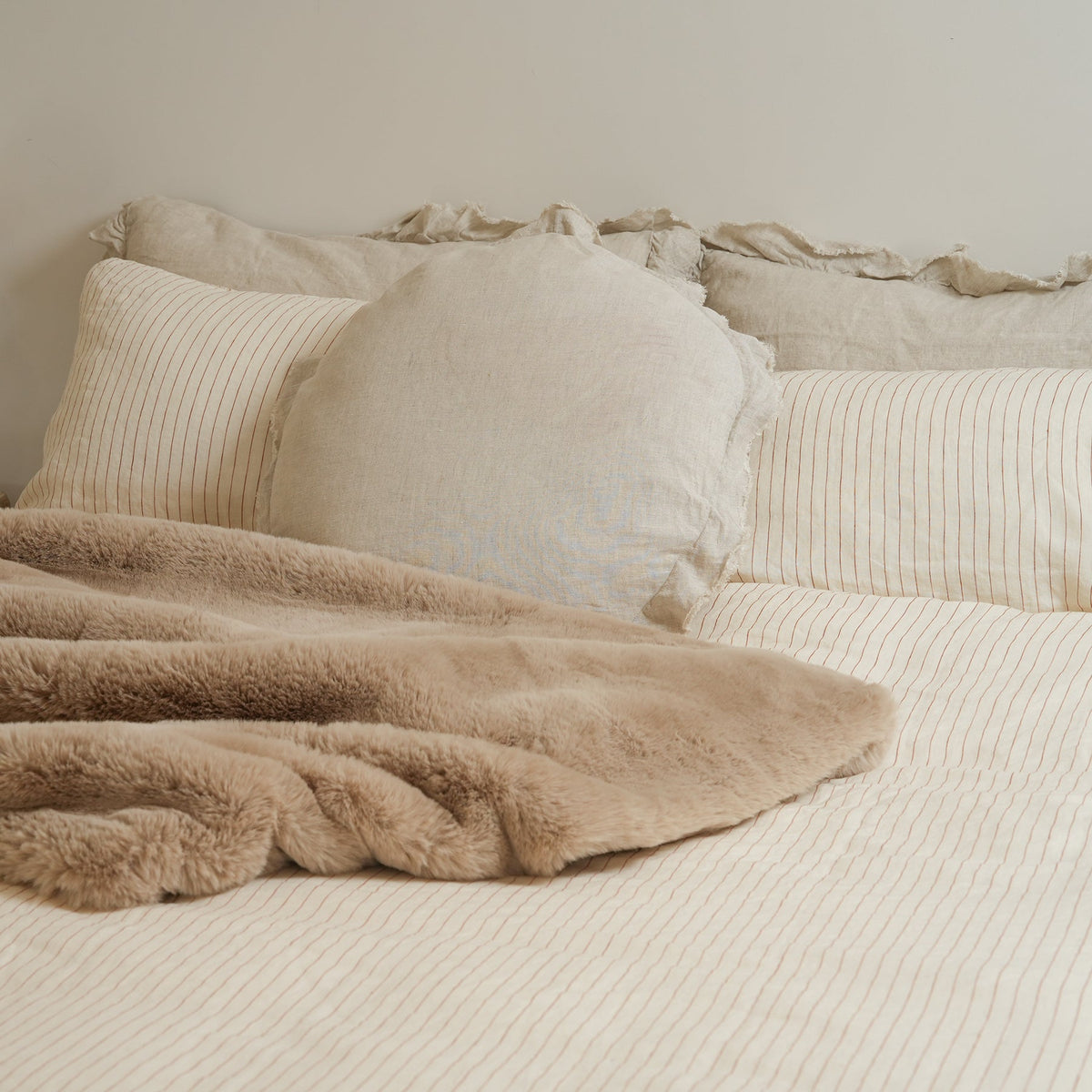 Vegan fur throw in big bear pewter, side view